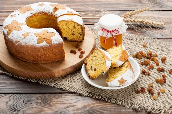 Fatias de bolo de frutas tradicionais caseiros decorados com passas e — Fotografia de Stock