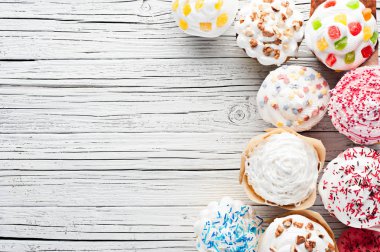 cupcakes Beyaz ahşap arka plan üstten görünüm üzerinde çeşitli