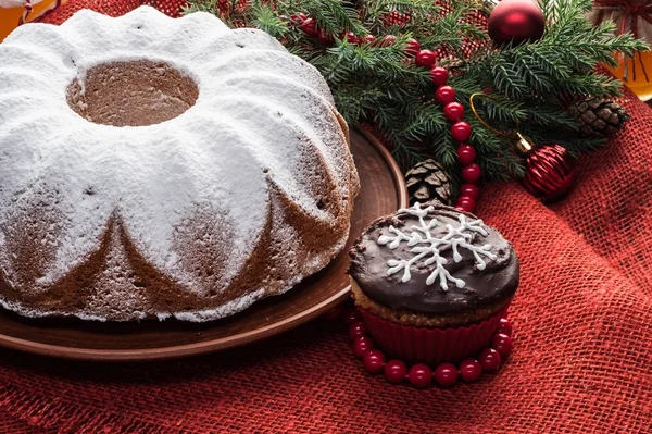 Geleneksel ahşap masa, Noel kek dekore edilmiş