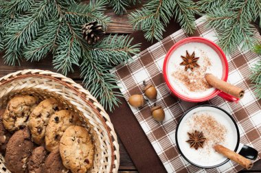 Noel dekorasyonu ve c ile düzenlenmiş mug içinde yumurta likörü kokteyl