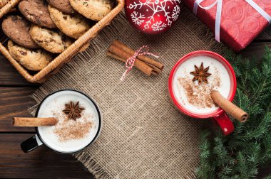 Noel dekorasyonu ve c ile düzenlenmiş mug içinde yumurta likörü kokteyl