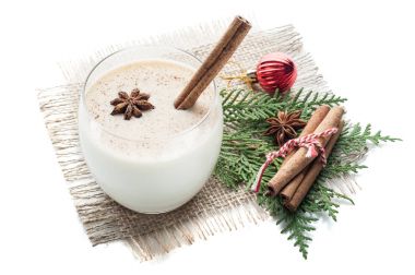 yumurta likörü kokteyl cam christmas dekorasyon isol ile düzenlenmiş