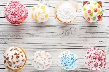 cupcakes Beyaz ahşap arka plan üstten görünüm üzerinde çeşitli