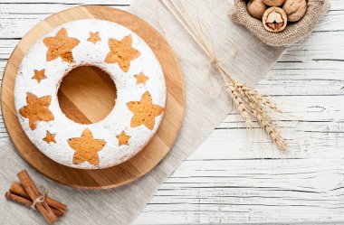 ev yapımı geleneksel meyve pasta beyaz tahta masada