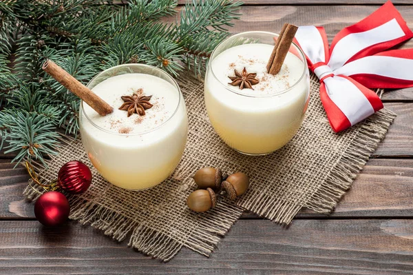 Eggnog cocktail in glasses arranged with christmas decoration on — Stock Photo, Image
