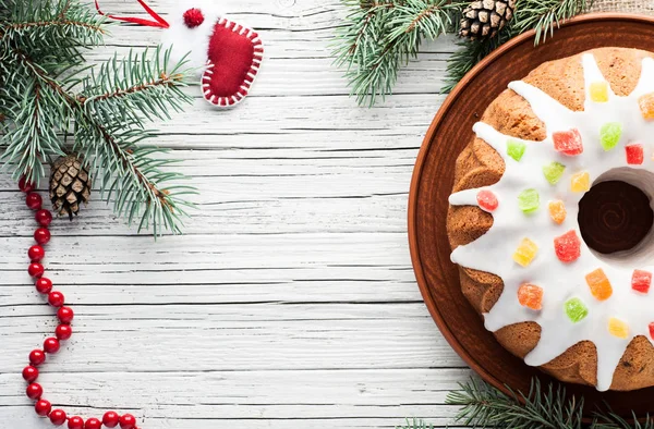 Pastel de Navidad decorado tradicional en la mesa de madera —  Fotos de Stock