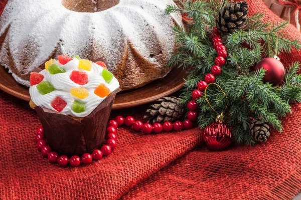 Traditional decorated christmas cake at wooden table — Stock Photo, Image