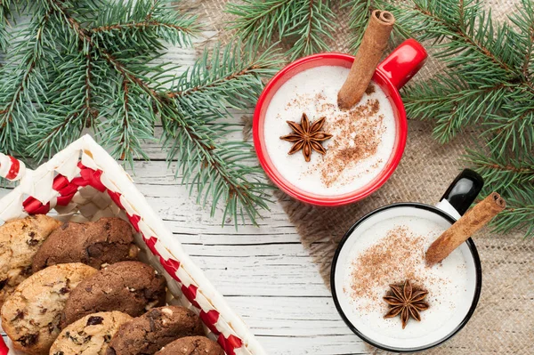 yumurta likörü kokteyl Noel dekorasyonu ve işbirliği ile düzenlenen kupa