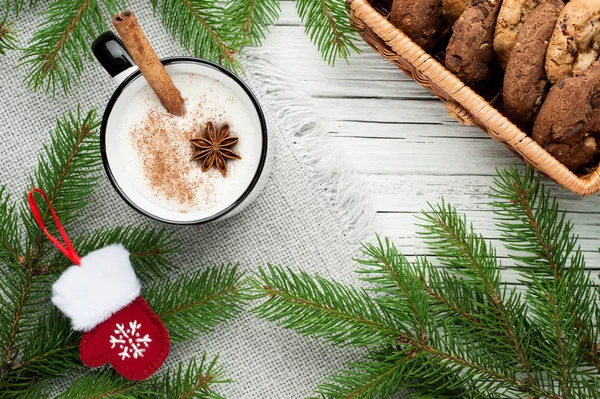 yumurta likörü kokteyl Noel dekorasyonu ve işbirliği ile düzenlenen kupa