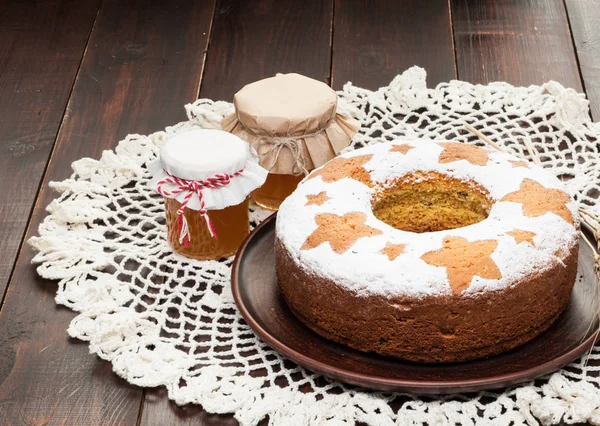 Bolo de frutas tradicional caseiro em placa de barro decorado com hon — Fotografia de Stock