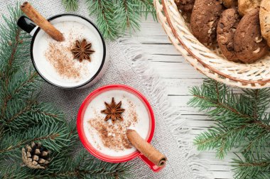 yumurta likörü kokteyl Noel dekorasyonu ve işbirliği ile düzenlenen kupa
