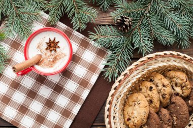 Noel dekorasyonu ve c ile düzenlenmiş mug içinde yumurta likörü kokteyl