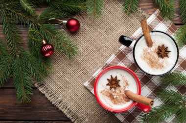 yumurta likörü kokteyl wo üzerinde Noel dekorasyonu ile düzenlenen kupa