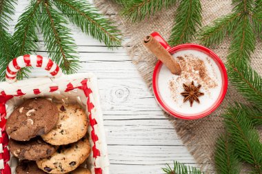 yumurta likörü kokteyl Noel dekorasyonu ve işbirliği ile düzenlenen kupa