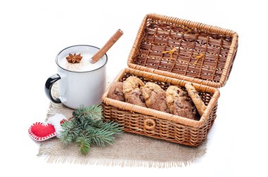 yumurta likörü kokteyl kırmızı mug içinde Noel dekorasyonu ile düzenlenmiş bir