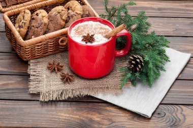 Noel dekorasyonu ve c ile düzenlenmiş mug içinde yumurta likörü kokteyl