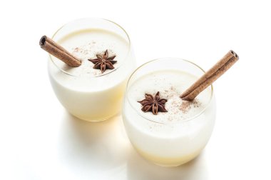 yumurta likörü kokteyl cam beyaz arka plan üzerinde izole