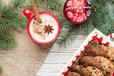 yumurta likörü kokteyl Noel dekorasyonu ve işbirliği ile düzenlenen kupa