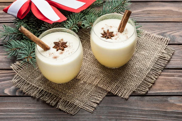 Äggtoddy cocktail i glasögon ordnat med juldekoration på — Stockfoto