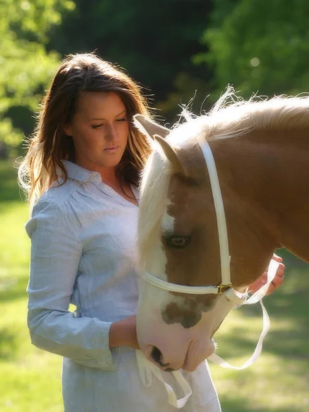 美しい女性と馬 — ストック写真