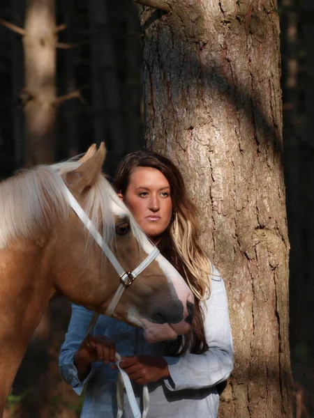 Schöne Frau und Pferd — Stockfoto