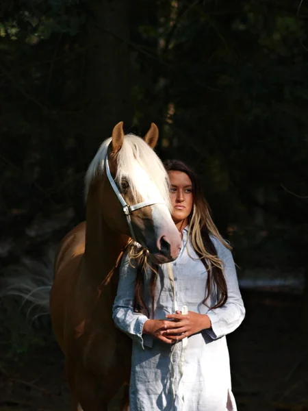 美しい女性と馬 — ストック写真