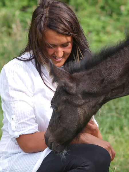 女性と子馬 — ストック写真