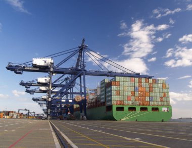 İngiltere 'deki Felixstowe Limanı' nda bir konteyner gemisi yükleniyor..