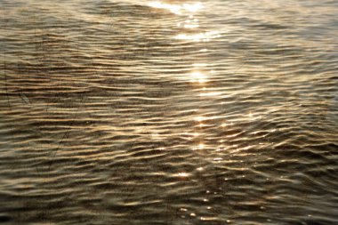 Gündoğumu ve deniz dalgaları en iyi arka plan, deniz suyu dokusu