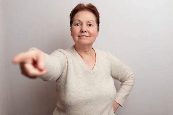 Beyaz arka planda, açık renk kazaklı yetişkin bir kadın. Duygular — Stok fotoğraf