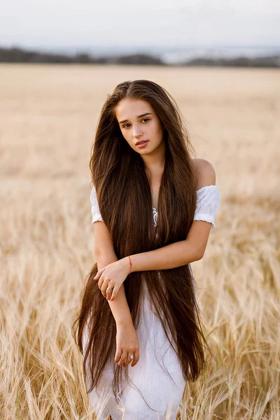 Hermosa Joven Con Pelo Largo Para Campo Trigo Vestido Blanco — Foto de Stock