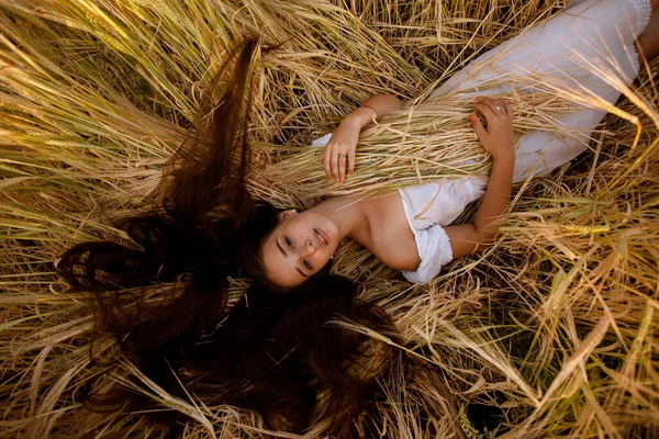 Красива Молода Жінка Довгим Волоссям Лежить Пшеничному Полі Білій Сукні — стокове фото