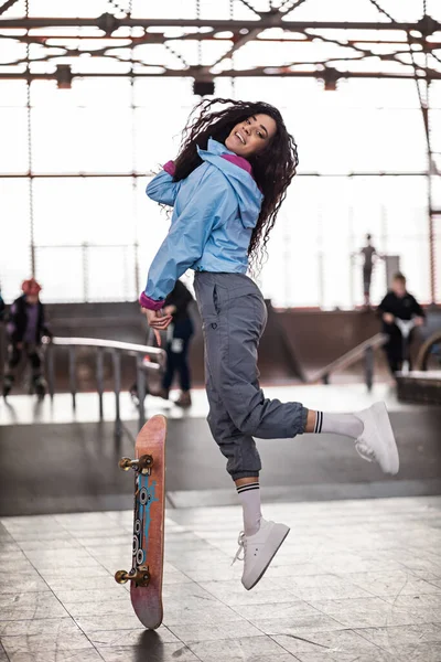 Linda Garota Preta Encaracolado Com Skate Parque Skate — Fotografia de Stock