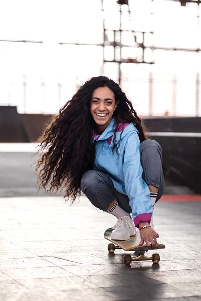 Bela Menina Preta Encaracolado Passeios Skate Parque Skate — Fotografia de Stock