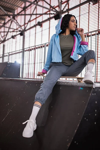 Hermosa Chica Negra Rizada Con Monopatín Parque Skate — Foto de Stock