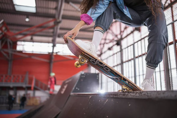Linda Garota Preta Encaracolado Com Skate Parque Skate — Fotografia de Stock