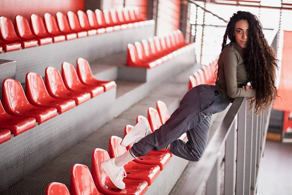 Linda Garota Preta Encaracolado Com Cabelos Longos Estádio — Fotografia de Stock