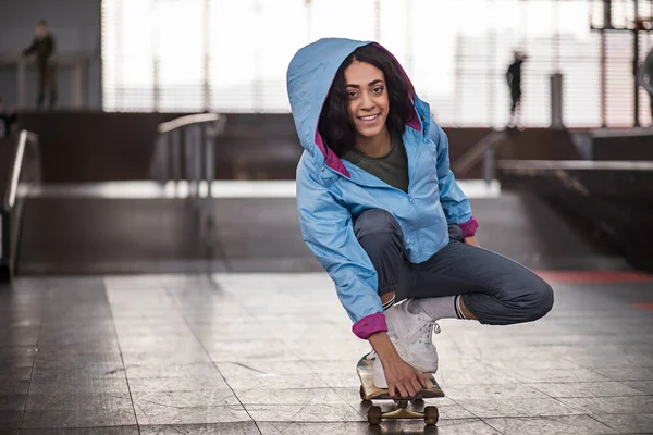 Bela Menina Preta Encaracolado Passeios Skate Parque Skate — Fotografia de Stock