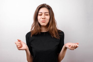 Beyaz arka planda kameraya bakarken gülümseyen mutlu esmer kadın. izole