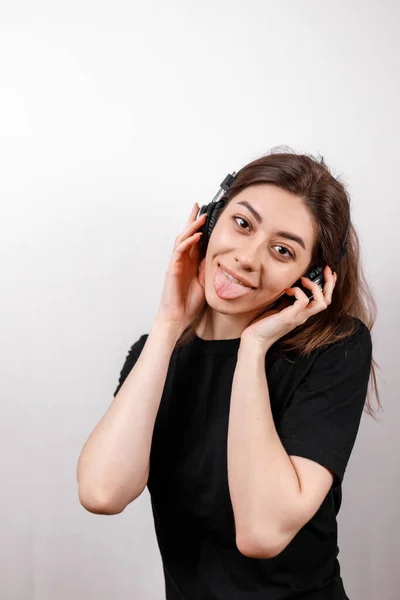 Щаслива Брюнетка Посміхається Слухати Музику Навушниками Білому Тлі Ізольовані — стокове фото
