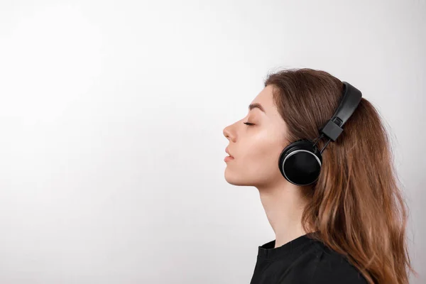 Glad Brunette Kvinde Smilende Lytter Til Musik Med Hovedtelefoner Hvid - Stock-foto