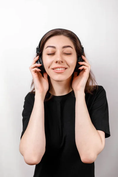 Glad Brunette Kvinde Smilende Lytter Til Musik Med Hovedtelefoner Hvid - Stock-foto