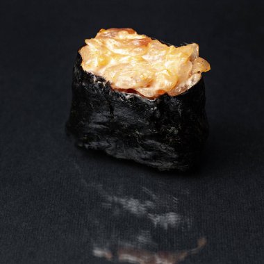 Siyah arka planda Gunkan suşisi. menü