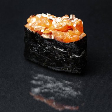 Siyah arka planda Gunkan suşisi. menü