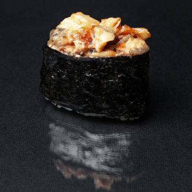 Siyah arka planda Gunkan suşisi. menü