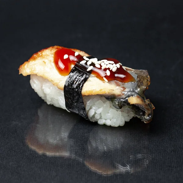 Gunkan Sushi Pada Latar Belakang Hitam Menu — Stok Foto