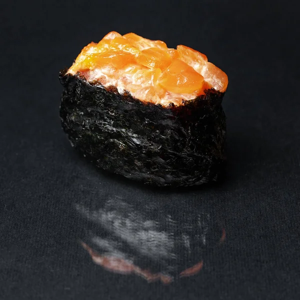 Gunkan Sushi Auf Schwarzem Hintergrund Menü — Stockfoto