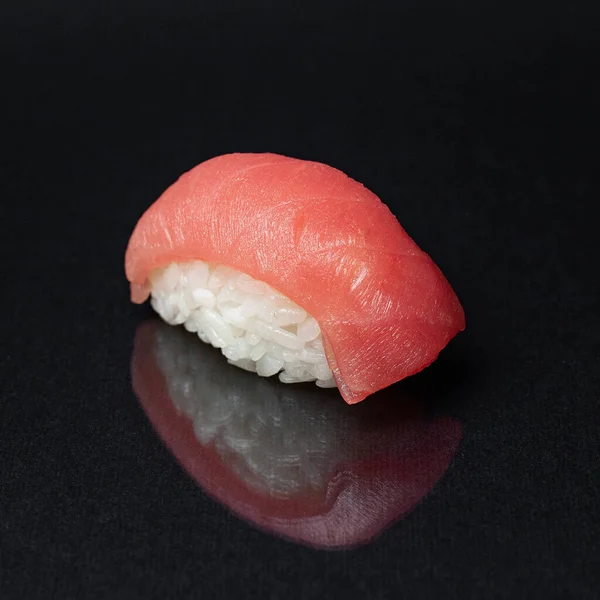 Diverse Köstliche Sushi Rollen Set Auf Schwarzem Hintergrund Mit Spiegelung — Stockfoto