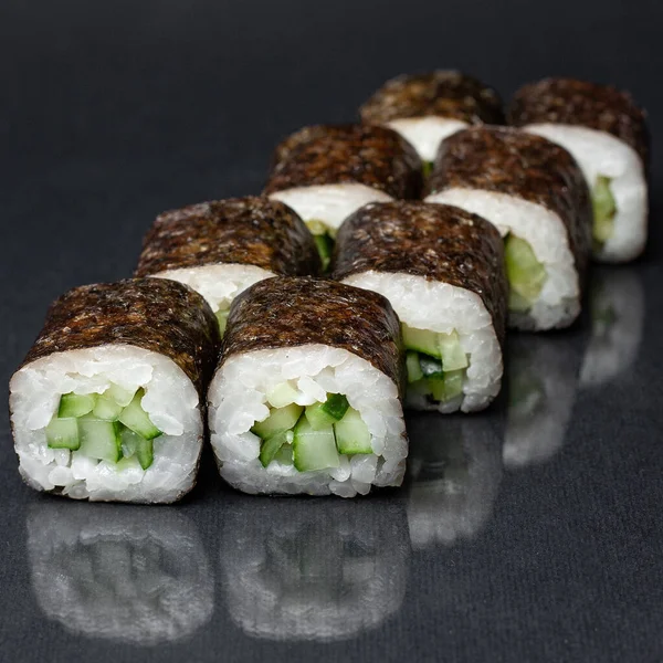 Diverse Köstliche Sushi Rollen Set Auf Schwarzem Hintergrund Mit Spiegelung — Stockfoto