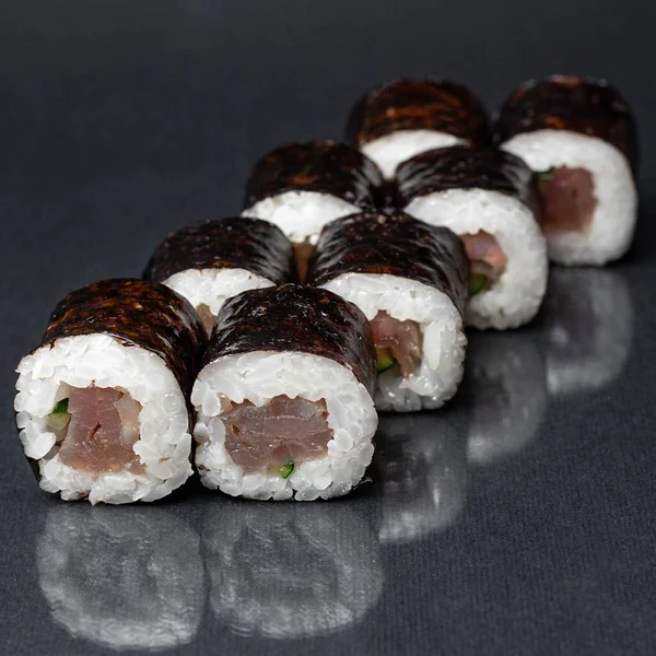 Diverse Köstliche Sushi Rollen Set Auf Schwarzem Hintergrund Mit Spiegelung — Stockfoto